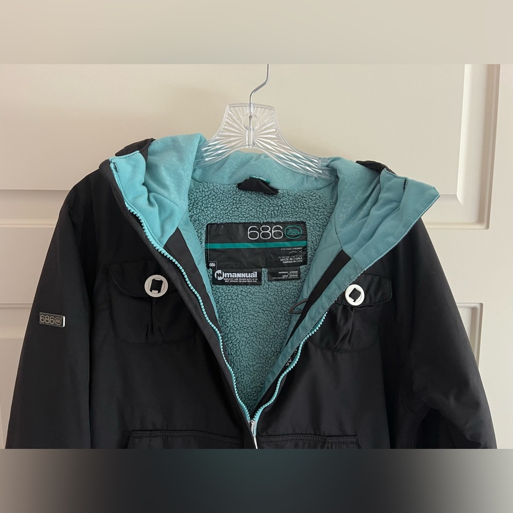 686 Mannual Women’s Insulated Snowboarding Jacket in Black - Picture 12 of 12
